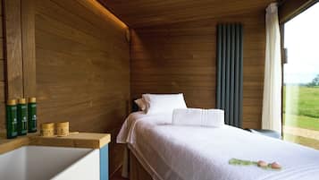 Área de tratamiento exterior, sauna y tina de hidromasaje