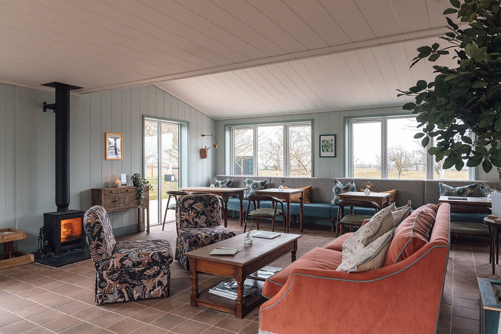 Breakfast, lunch, dinner served; garden views 