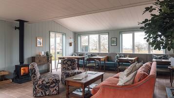 Frokost, lunsj og middag serveres, utsikt mot hagen