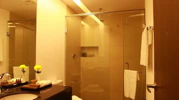Douche, douche à « effet pluie », articles de toilette de luxe