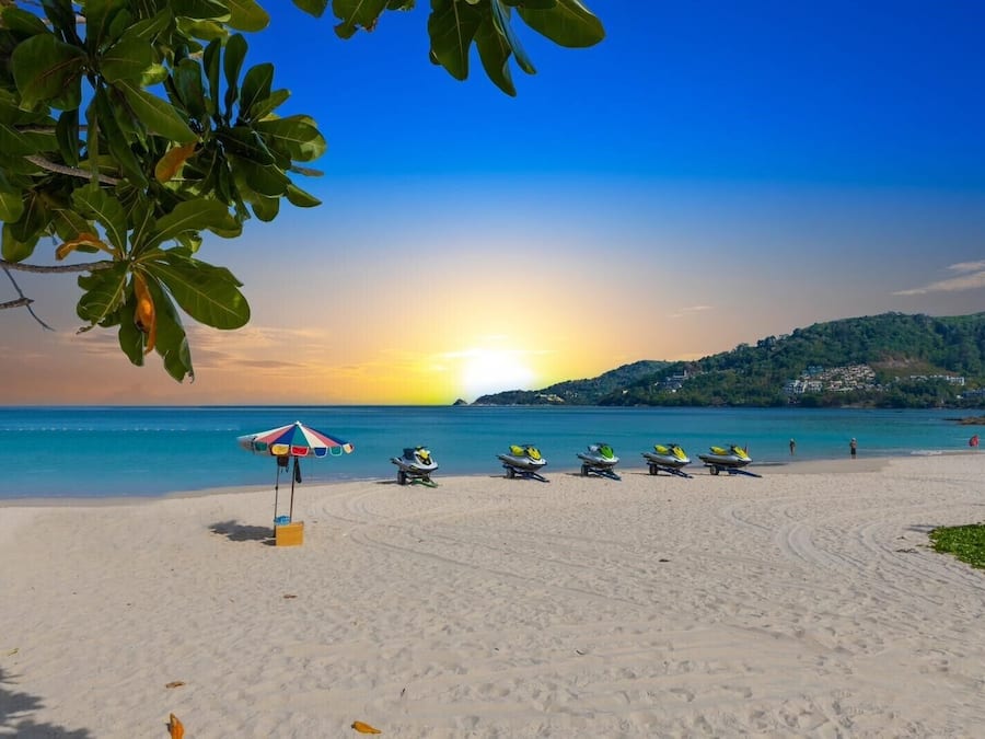 Perto da praia, guarda-sóis, massagens na praia