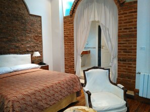 Surmatelas, coffres-forts dans les chambres, décoration personnalisée