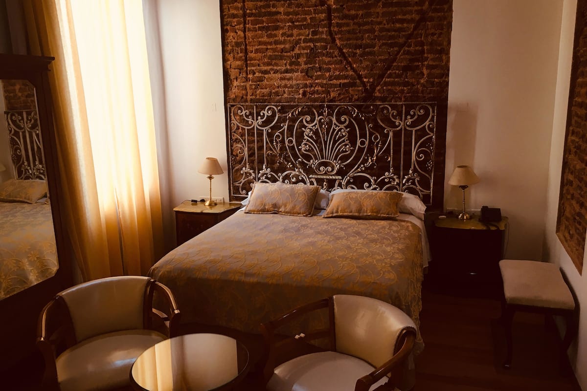 Kahden hengen superior-huone, poreamme | Pillowtop-patjalliset sängyt, tallelokero huoneessa