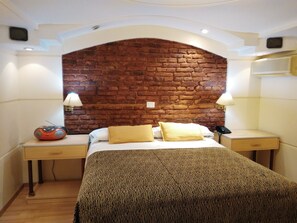 Nệm có lớp đệm bông, két bảo mật tại phòng, trang trí khác biệt 
