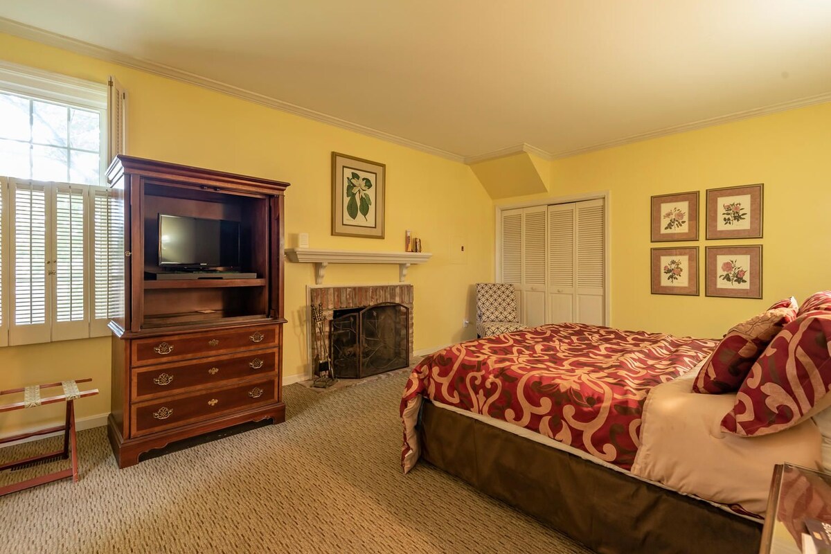 Honeymoon Apartment, 1 King Bed with Sofa bed, Jetted Tub | 1 bedroom, desk, laptop workspace, iron/ironing board