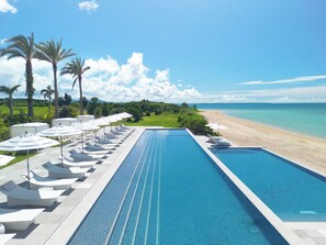 Alberca al aire libre por temporada y camas balinesas (con cargo) 