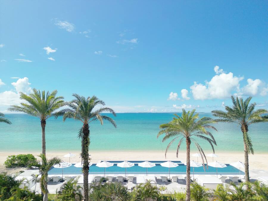 Una piscina al aire libre de temporada, camas de piscina con cargo