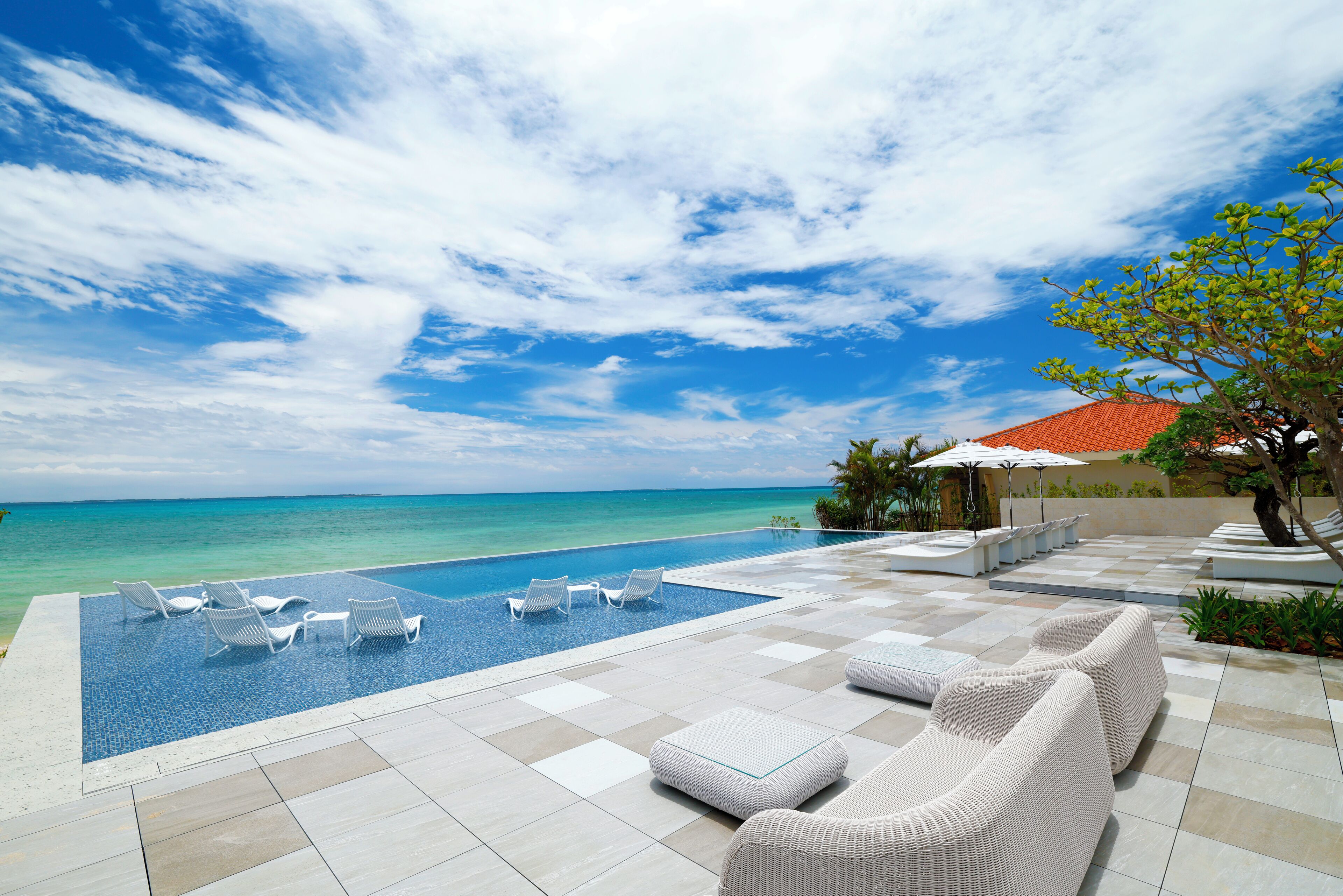 seasonal outdoor pool, open 9:00 am to 6:00 pm, pool cabanas (surcharge)