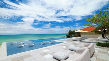 季節性室外泳池;09:00 至 18:00 開放;小屋 (收費)、泳池傘