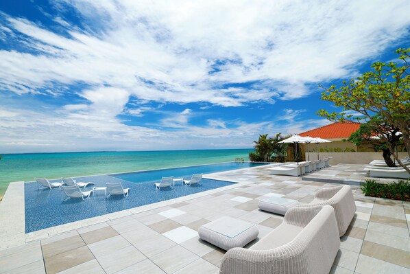 Alberca al aire libre por temporada y camas balinesas (con cargo) 