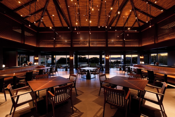 2 restaurants, breakfast served