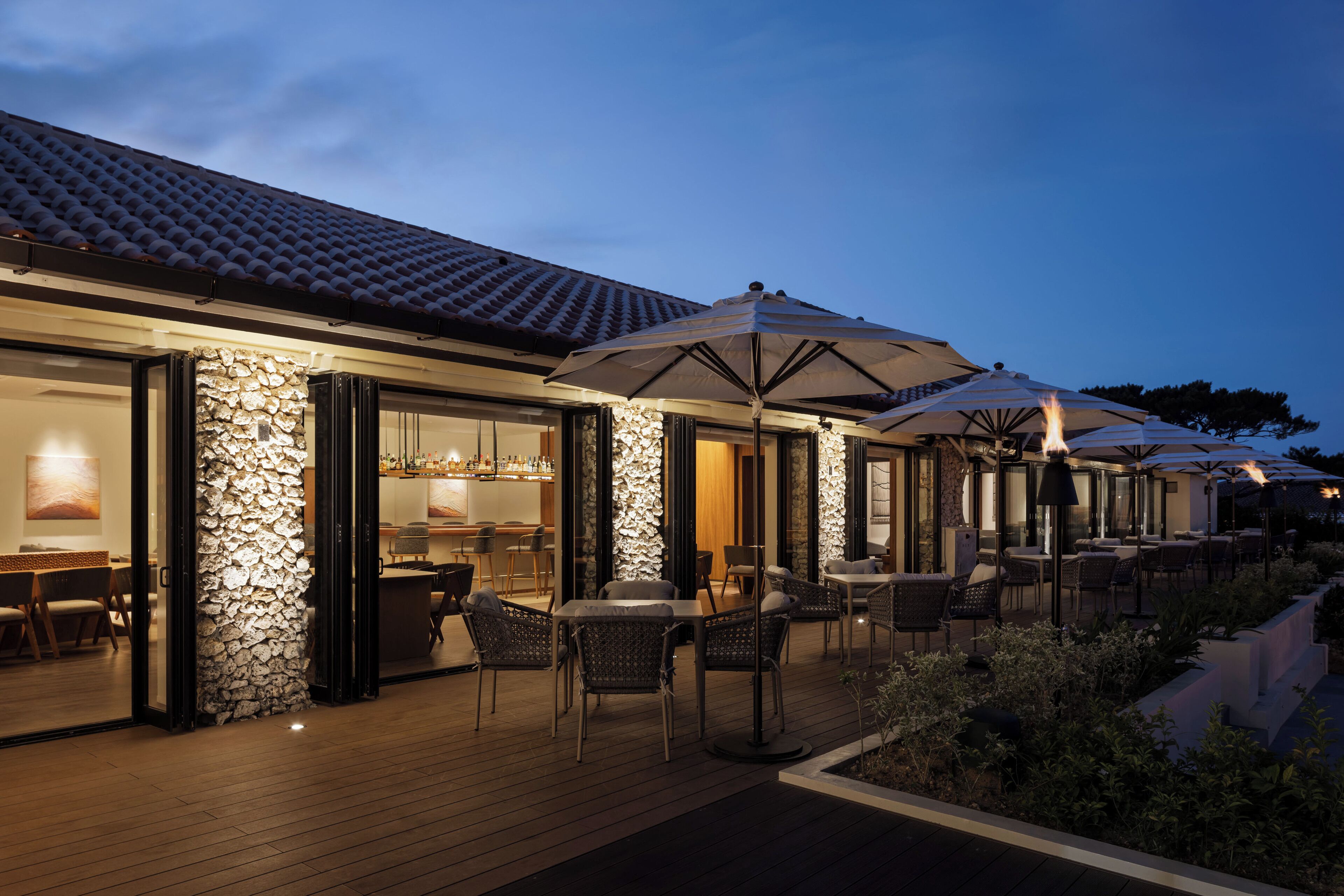 Bar en bord de piscine