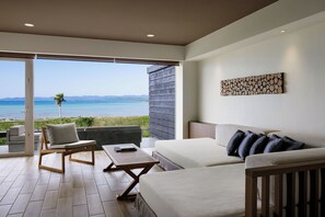 Phòng Suite, bồn tắm, quang cảnh biển | Chăn bông, két bảo mật tại phòng, màn/rèm cản sáng 