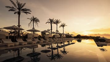 Una piscina al aire libre de temporada, camas de piscina con cargo