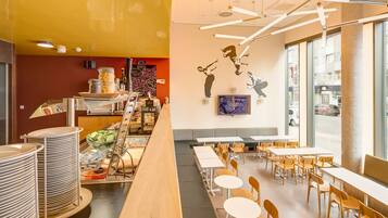 Petit déjeuner buffet servi tous les jours en supplément