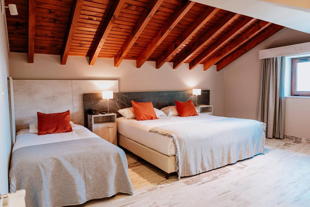 Minibar, caja fuerte, wifi gratis y ropa de cama
