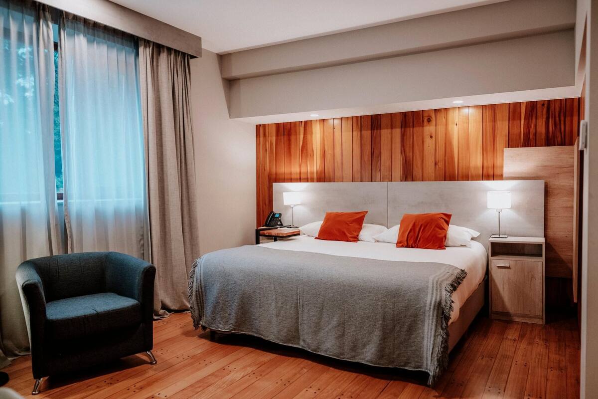 Minibar, caja fuerte, wifi gratis y ropa de cama