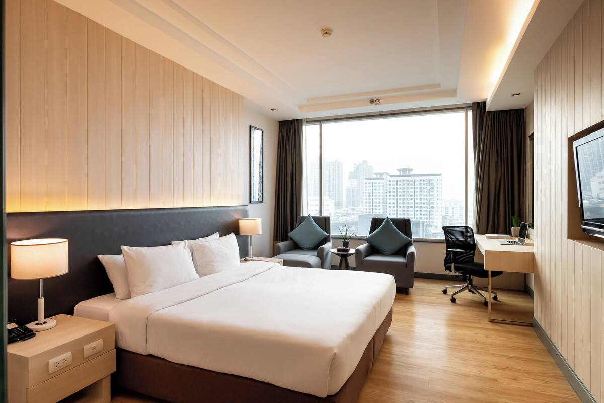 เครื่องนอนป้องกันสารก่อภูมิแพ้, มินิบาร์, ตู้นิรภัยในห้องพัก, โต๊ะทำงาน