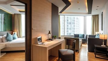 Hypo-allergenic bedding, minibar, in-room safe, desk
