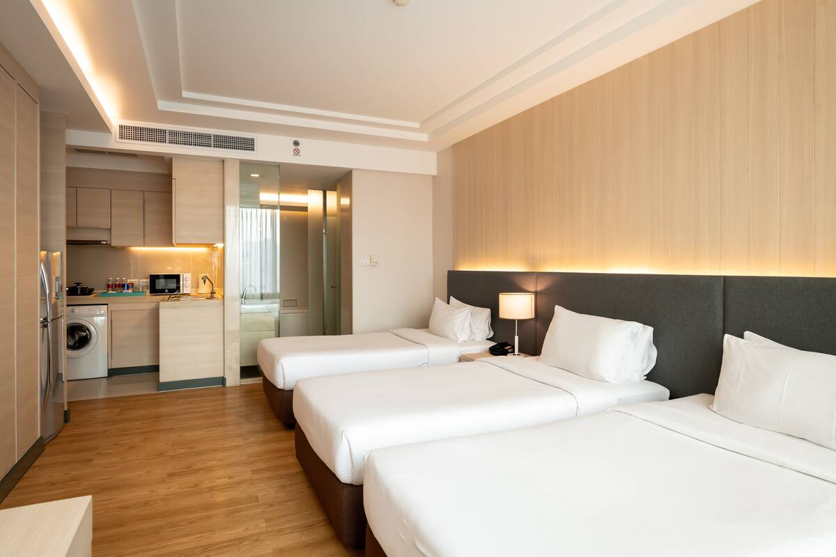 Triple Single Room | เครื่องนอนป้องกันสารก่อภูมิแพ้, มินิบาร์, ตู้นิรภัยในห้องพัก, โต๊ะทำงาน