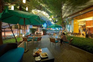 Tempat makan luar
