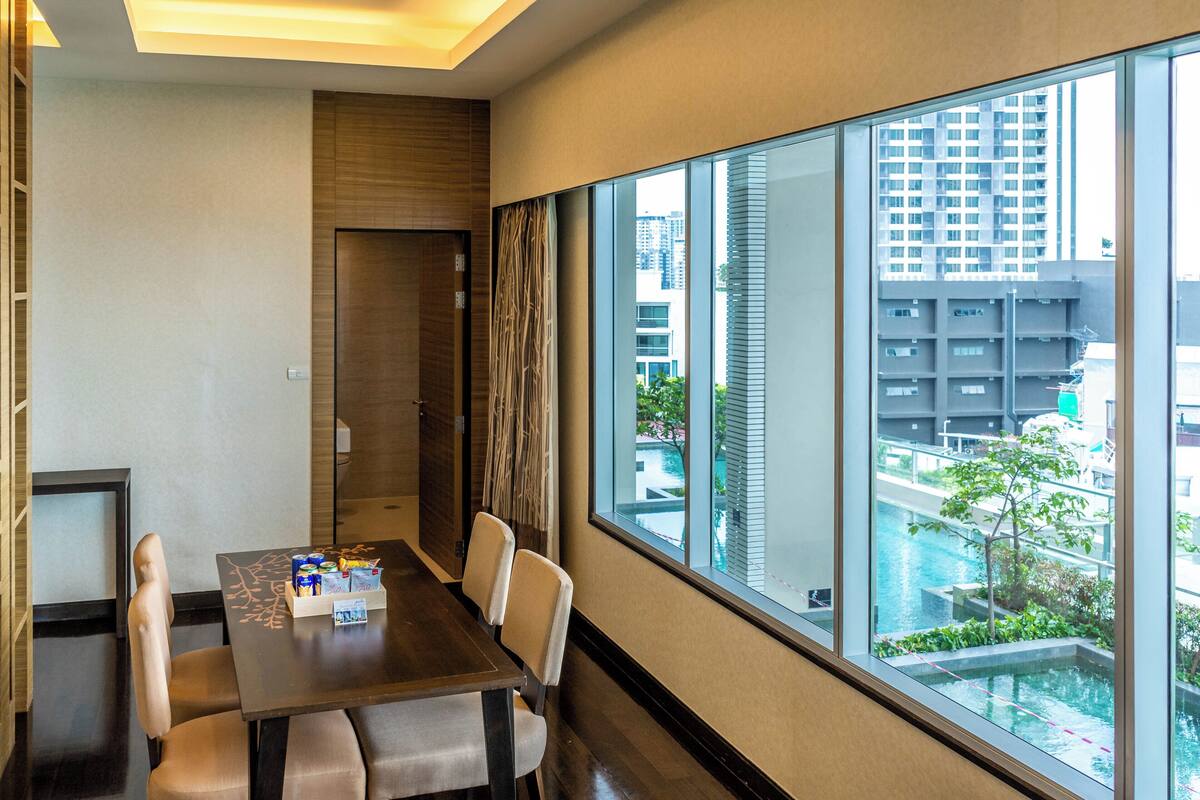 Presidential Suite | เครื่องนอนป้องกันสารก่อภูมิแพ้, มินิบาร์, ตู้นิรภัยในห้องพัก, โต๊ะทำงาน