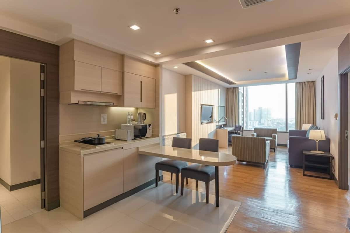 Grande Premier Suite | Cozinha privada | Geladeira grande, micro-ondas, chaleira elétrica, toalhas de papel