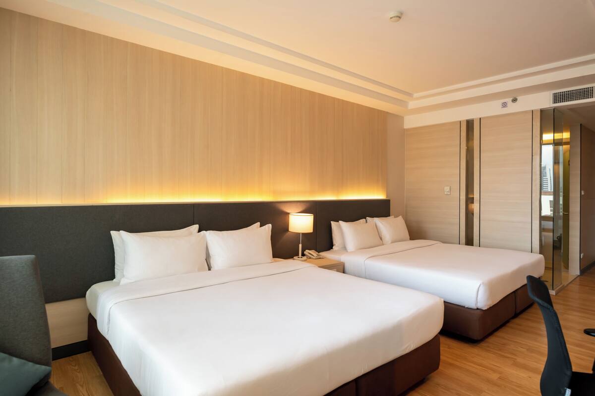ห้องพักสำหรับสี่ท่าน | เครื่องนอนป้องกันสารก่อภูมิแพ้, มินิบาร์, ตู้นิรภัยในห้องพัก, โต๊ะทำงาน