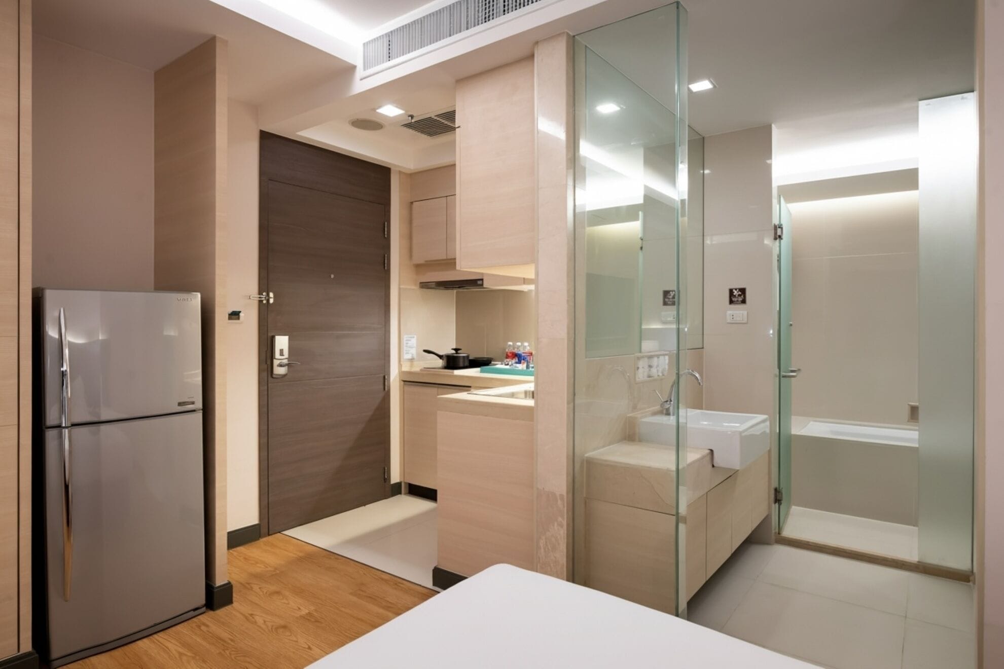 triple single room | private kitchen | full-sized fridge, microwave, electric kettle, paper towels