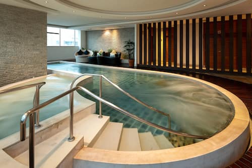 Indoor spa tub