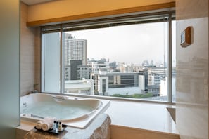 Presidential Jacuzzi Suite | Vista do quarto