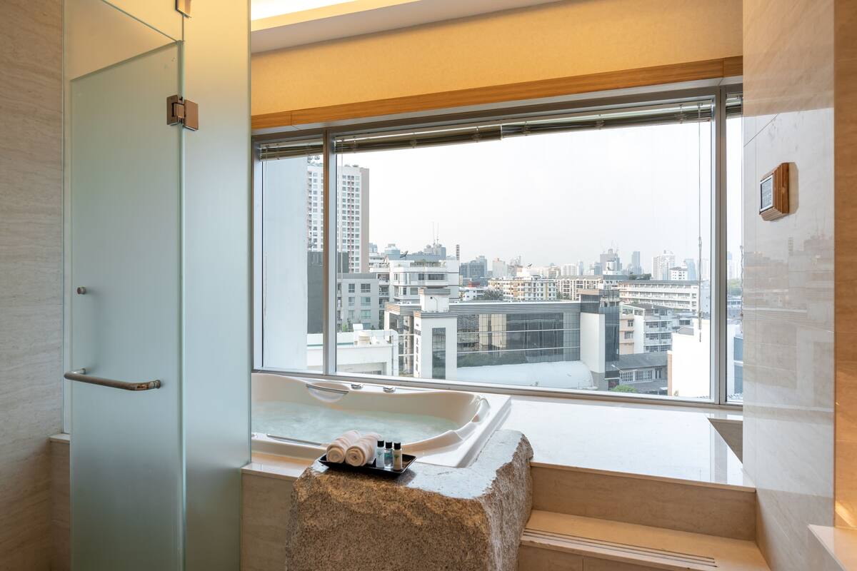 Presidential Jacuzzi Suite | ห้องน้ำ | ฝักบัวในอ่างอาบน้ำ, ของใช้ในห้องน้ำฟรี, ไดร์เป่าผม, เสื้อคลุมอาบน้ำ