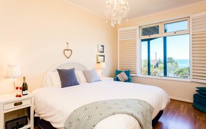 Premium bedding, pillow-top beds, individually decorated - Victor Apartments (McCracken)
