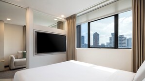 Apartemen, 1 kamar tidur | Brankas, meja kerja, ruang kerja ramah laptop, dan tirai kedap cahaya