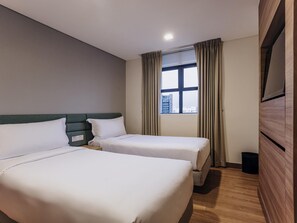 In-room safe, individually decorated, individually furnished, desk - Novotel Living Singapore Orchard (Singapore)