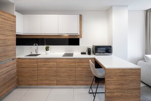 Apartment, 1 Bedroom | Dapur peribadi | Peti sejuk/penyejuk beku saiz penuh, ketuhar gelombang mikro, dapur 