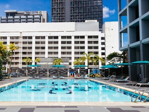 Una piscina al aire libre, cabañas de piscina gratuitas, sombrillas