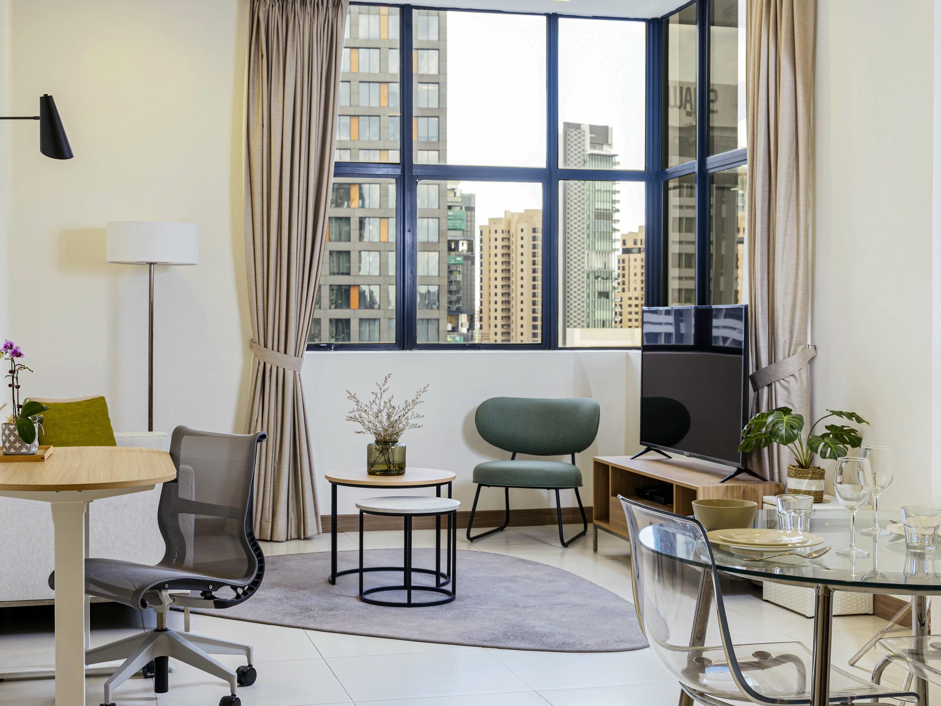 Apartamento família, 2 quartos | Cofres nos quartos, individualmente decorados