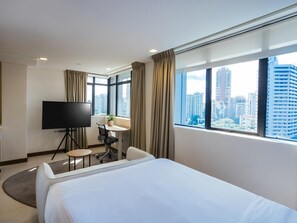 In-room safe, individually decorated, individually furnished, desk - Novotel Living Singapore Orchard (Singapore)