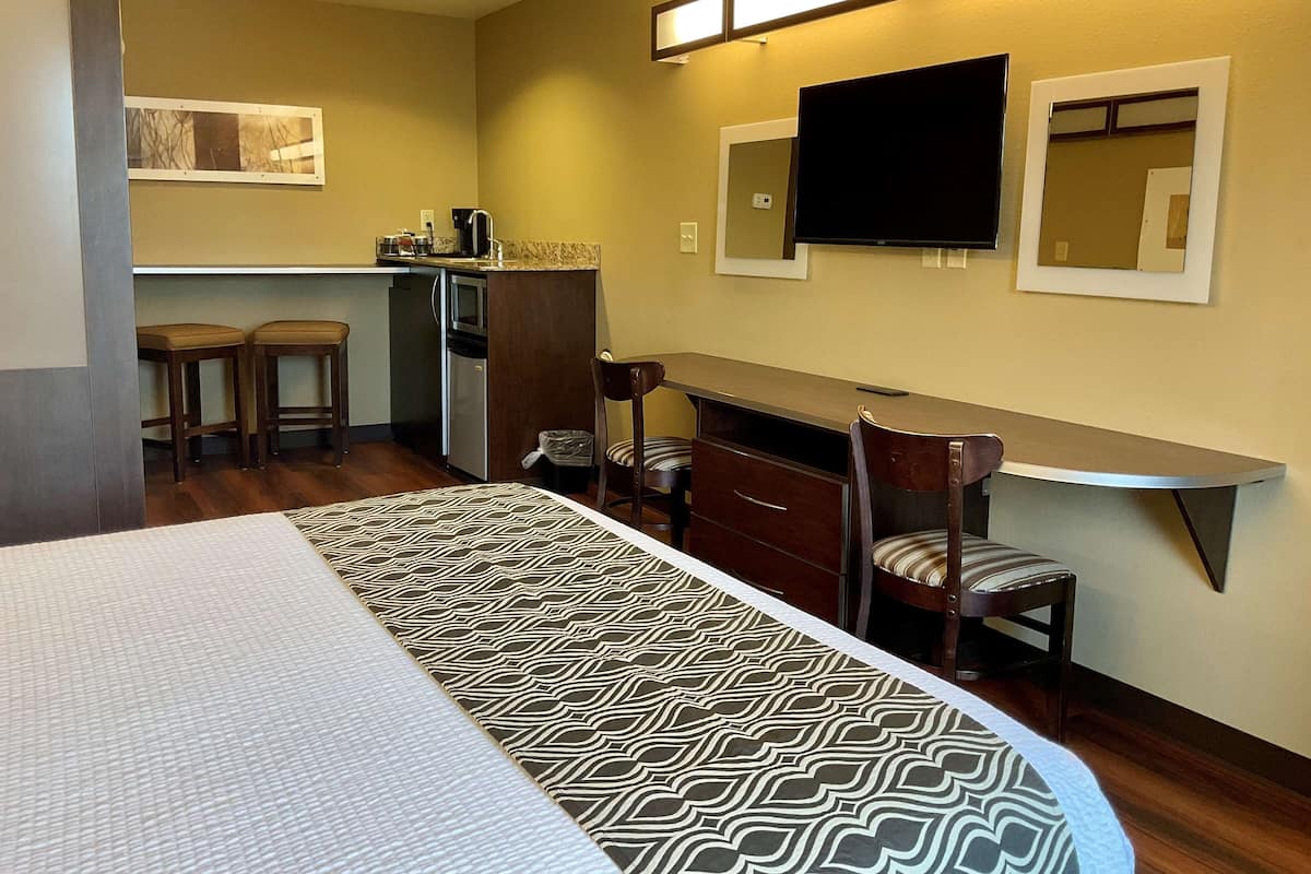 Junior Suite, 1 King Bed with Sofa bed, Non Smoking, Refrigerator & Microwave (with Sofabed) | Premium bedding, desk, laptop workspace, iron/ironing board