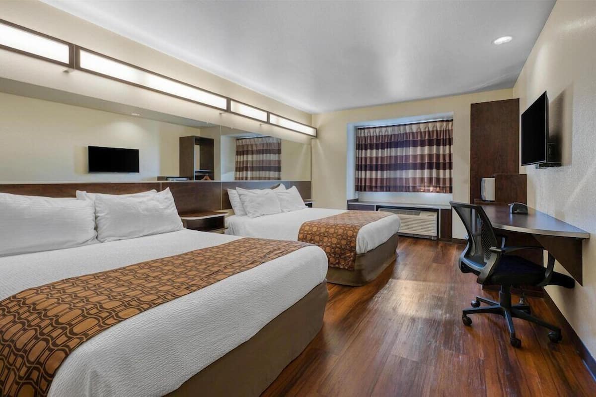 Ropa de cama de alta calidad y escritorio