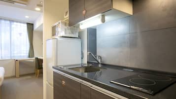 Full-size fridge, microwave, stovetop, cookware/dishes/utensils