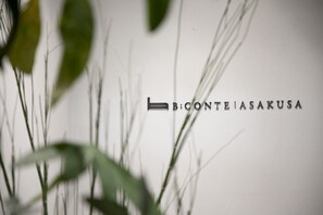 En logotyp med texten ”B:CONTE LASAKUSA” mot en enkel bakgrund.