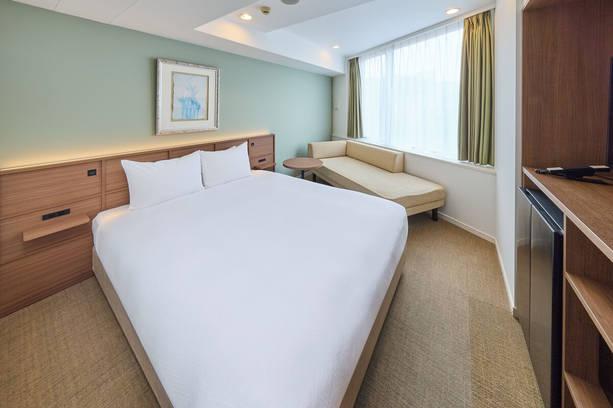 1 bedroom, premium bedding, in-room safe, laptop workspace
