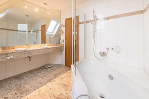 Chambre familiale Confort | Salle de bain