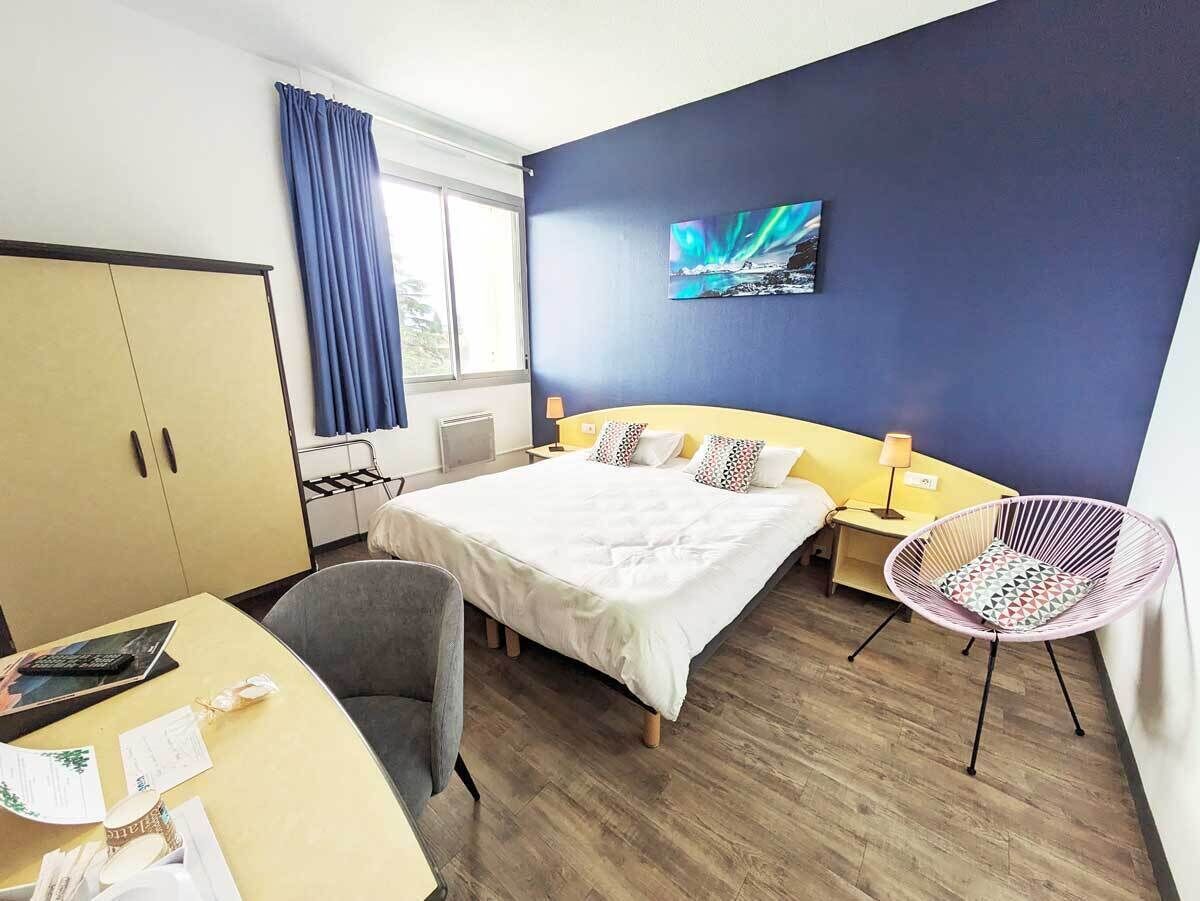 Tweepersoonskamer | Een bureau, gratis wifi, beddengoed, rolstoeltoegang