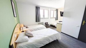 A hotel room with two beds, a desk, a chair, and a wardrobe. - Complexe Hôtelier Regain (Sainte-Tulle)