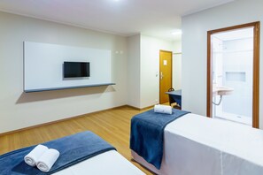 高級客房 | 迷你吧、房內夾萬、隔音、免費 Wi-Fi