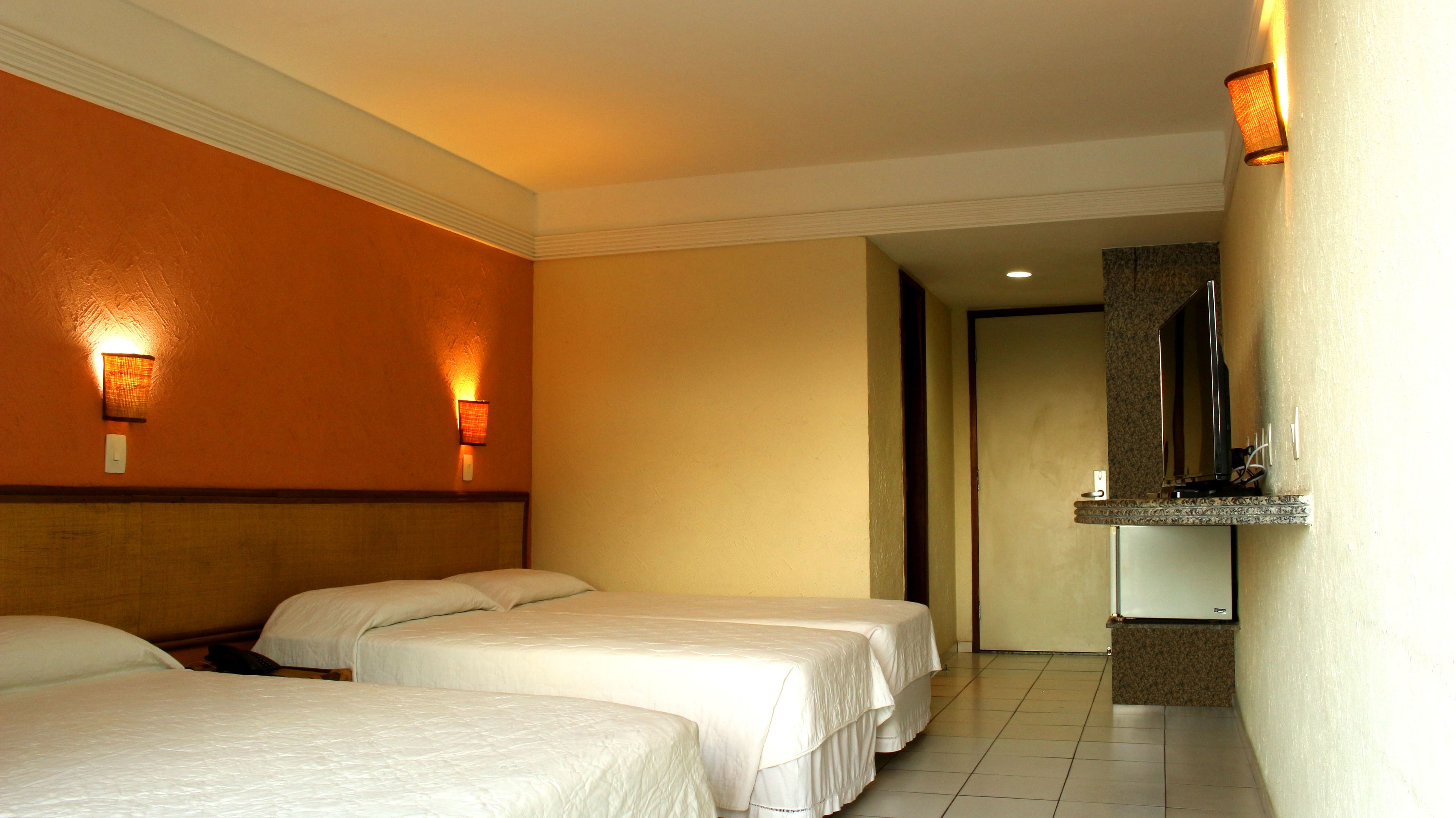 Apartamento superior | Frigobar, Wi-Fi de cortesia, roupa de cama