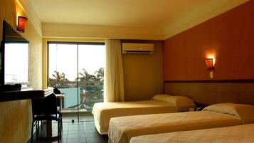 Apartamento superior | Frigobar, Wi-Fi de cortesia, roupa de cama